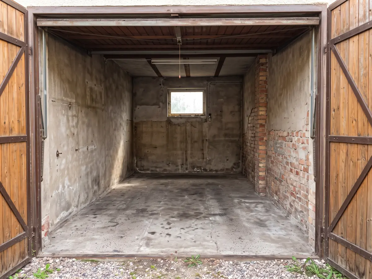 Dieselbe Garage, leer geräumt und gefegt